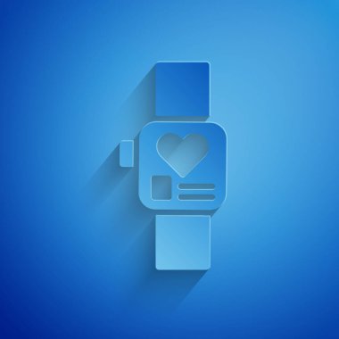 Kağıt kesiği. Mavi arka planda kalp atış hızı simgesini gösteren akıllı saat. Fitness uygulaması konsepti. Kağıt sanatı tarzı. Vektör.