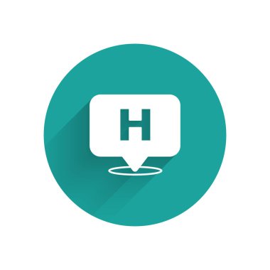 Kros hastane ikonuna sahip beyaz tıbbi harita işaretçisi uzun gölgeli arka plan. Yeşil daire düğmesi. Vektör