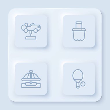 Swing arabası, kum kovası, atlıkarınca ve raket topu. Beyaz kare düğme. Vektör