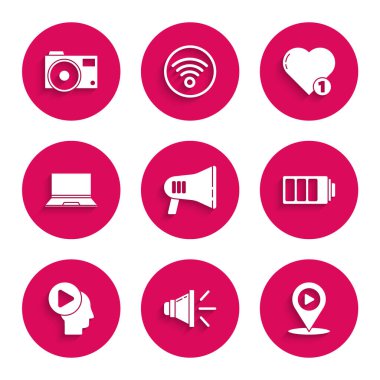 Megafon, Hoparlör sesi, Dijital medya konumu, pil şarj seviyesi göstergesi, Baş İnsanlar düğmesi, Laptop, Sevgi ve Kalp ve Fotoğraf Kamerası simgesi ayarlayın. Vektör