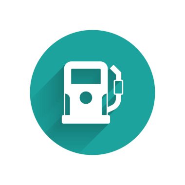 Beyaz petrol ya da benzin istasyonu simgesi uzun gölgeli. Araba yakıtı sembolü. Benzin pompası. Yeşil daire düğmesi. Vektör