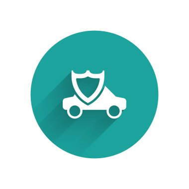 Kalkan simgesine sahip beyaz araba uzun gölge arkaplanlı. Sigorta konsepti. Güvenlik, güvenlik, koruma, konsept koruma. Yeşil daire düğmesi. Vektör