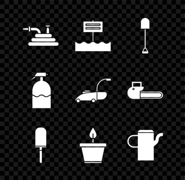 Bahçe hortumunu ya da yangın hortumunu, tahta levhayı, küreği, kürek küreğini, saksıyı, su bidonunu, spreyi ve çim biçme makinesi ikonunu hazırla. Vektör