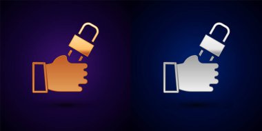 Siyah arka planda izole edilmiş röportaj ikonu yapan altın ve gümüş gazeteciler mikrofon tutuyorlar. Vektör