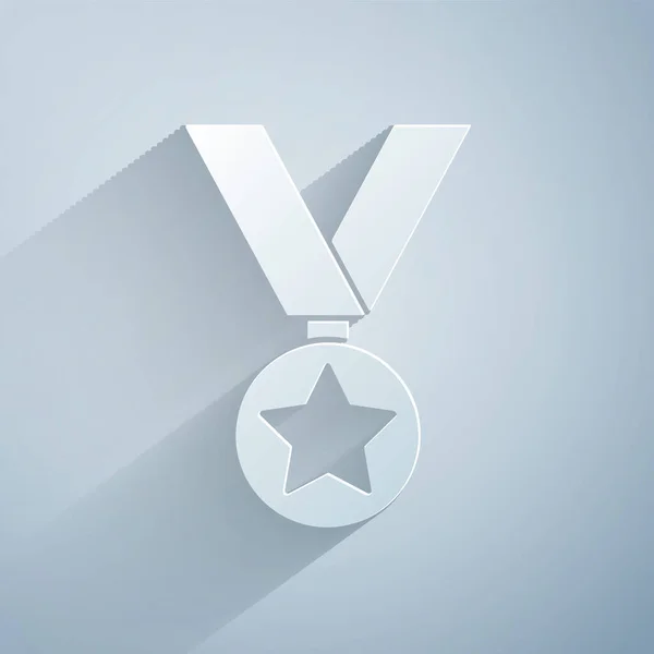 Паперовий виріз Військова медаль нагородження ізольована на сірому фоні. Знак армії. Стиль паперового мистецтва. Векторні — стоковий вектор