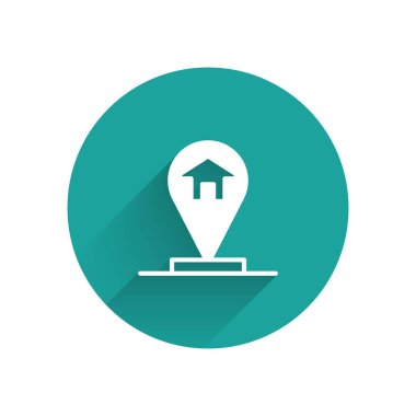 Uzun gölge arkaplan izole edilmiş ev simgesine sahip beyaz harita işaretçisi. Ev konumu belirleyici sembol. Yeşil daire düğmesi. Vektör