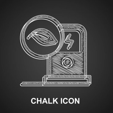 Tebeşir Elektrikli araba şarj istasyonu simgesi siyah arkaplanda izole edildi. Eko elektrik yakıt pompası tabelası. Vektör