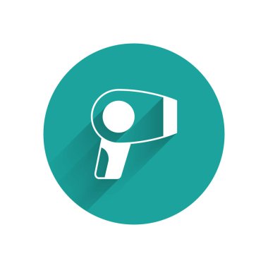 Beyaz saç kurutma makinesi ikonu uzun gölge arkaplanı ile izole edilmiş. Saç kurutma makinesi tabelası. Saç kurutma sembolü. Sıcak hava üflüyor. Yeşil daire düğmesi. Vektör