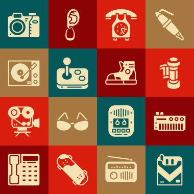 Sigara kutusu, müzik sentezleyicisi, kamera rulo kartuşu, telefon ahizesi, Joystick, vinil çalar, fotoğraf makinesi ve spor ayakkabı ikonu. Vektör