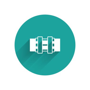 Beyaz endüstri metalik borular ve uzun gölgeli kapakçık ikonu izole edilmiş. Yeşil daire düğmesi. Vektör