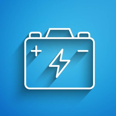 Beyaz çizgili araba aküsü ikonu mavi arka planda izole edildi. Akümülatör bataryası enerji ve elektrik akümülatörü bataryası. Uzun gölge. Vektör