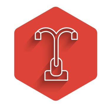 Beyaz çizgi sokak lambası ikonu uzun gölgeli izole edilmiş. Kırmızı altıgen düğmesi. Vektör.