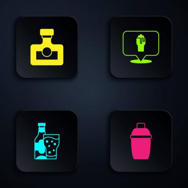 Kokteyl karıştırıcı, alkol içeceği, rom, bira şişesi, bardak ve bira barını ayarlayın. Siyah kare düğme. Vektör.
