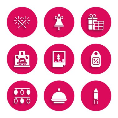 Noel kartpostalını Firework roket Price etiketiyle kaplayın. Satış ışıkları, şömine içi hediye kutusu ve Sparkler havai fişek ikonu. Vektör.