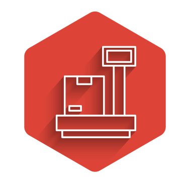 Karton kutu simgesiyle izole edilmiş uzun gölge arkaplanlı beyaz çizgi ölçeklendirmesi. Lojistik ve teslimat. Dağıtım paketinin ağırlığı bir ölçekte. Kırmızı altıgen düğmesi. Vektör