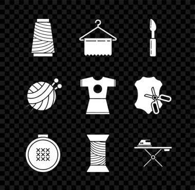 Makarnaya dikiş ipliği, elbise askısı, kesme aleti, yuvarlak işlemeli çember, elektrikli ütü ve ütü masası örgü iğneli iplik topu ve kadın giysi ikonu. Vektör