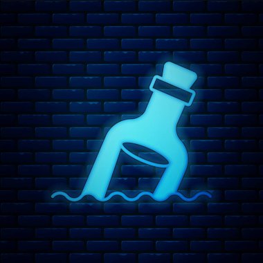 Duvarda izole edilmiş su ikonu şeklinde bir mesajı olan parlak neon cam bir şişe. Şişedeki mektup. Korsanların sembolü. Vektör.