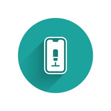 Beyaz Mobil kayıt simgesi uzun gölge arkaplanı ile izole edildi. Mikrofonlu cep telefonu. Ses kaydedici uygulama akıllı telefon arayüzü. Yeşil daire düğmesi. Vektör.