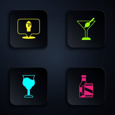 Bira şişesi ve bira kutusu, alkol ya da bar konumu, şarap bardağı ve martini. Siyah kare düğme. Vektör.