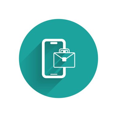 Beyaz Freelancer simgesi uzun gölgeli izole edilmiş. Evinde dizüstü bilgisayarla çalışan serbest çalışan bir adam. Çevrimiçi iş, uzak iş kavramı. Yeşil daire düğmesi. Vektör.