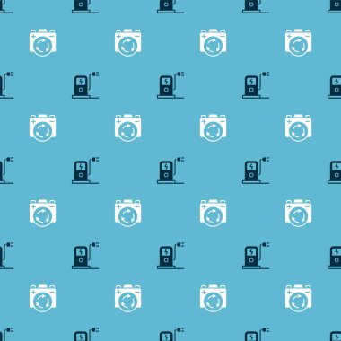 Elektrikli araba şarj istasyonunu ve bataryasını geri dönüşüm sembolüyle pürüzsüz bir şablona ayarla. Vektör.