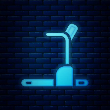 Parlayan neon koşu bandı makine simgesi tuğla duvar arka planında izole edildi. Vektör.