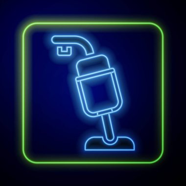 Parlayan neon süpürge ikonu mavi arkaplanda izole edildi. Vektör.