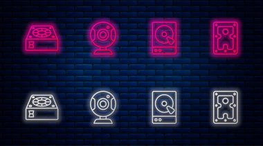 Hat web kamerası, sabit disk sürücü HDD, bilgisayar soğutucusu ve... Tuğla duvarda parlayan neon simgesi. Vektör.