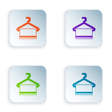 Askı simgesindeki renk havlusu beyaz arkaplanda izole edildi. Banyo havlusu ikonu. Kare düğmelere renkli simgeleri yerleştir. Vektör.