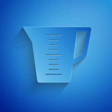 Kağıt kesiği, mavi zemin üzerinde kuru ve sıvı yiyecek ikonunu ölçmek için ölçü kabını kesiyor. Plastik şişenin sapı var. Kağıt sanatı tarzı. Vektör.