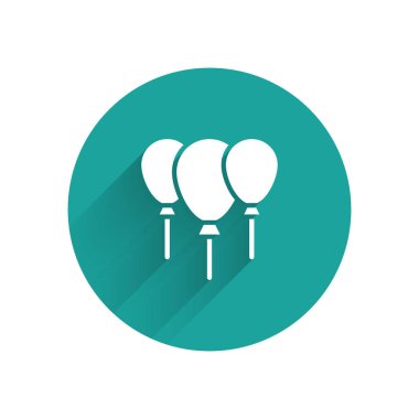 Kurdele ikonlu beyaz balonlar uzun gölgeli izole edilmiş. Mutlu Noeller ve mutlu yıllar. Yeşil daire düğmesi. Vektör.