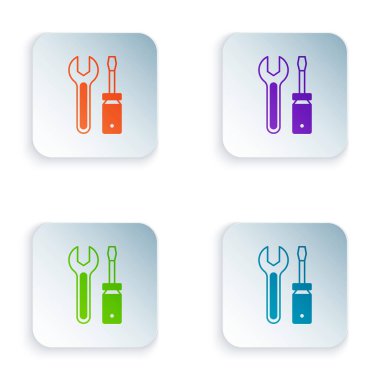 Beyaz arkaplanda izole edilmiş renkli tornavida ve anahtar anahtarı simgesi. Servis aracı sembolü. Kare düğmelere renkli simgeleri yerleştir. Vektör.