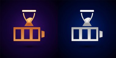 Altın ve gümüş Batarya şarj seviyesi göstergesi simgesi siyah arkaplanda izole edildi. Vektör.