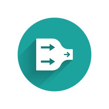 Beyaz Ok simgesi uzun gölge arkaplanı ile izole edildi. Yön Arrowhead sembolü. Navigasyon işaretçisi işareti. Yeşil daire düğmesi. Vektör.