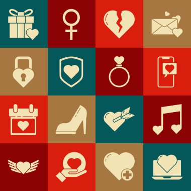 Laptop 'u kalp atışlarıyla donatın. Müzik notaları, Smartphone konuşma baloncukları, kırık kalp kalkanı, hediye kutusu ve alyans simgesi şeklinde. Vektör.