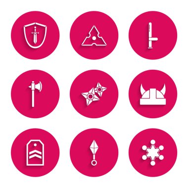 Japon ninja shuriken polis rozeti Viking boynuzlu miğferi Chevron Ortaçağ plastik sopası ve kılıç ikonuyla kalkan yerleştirin. Vektör.