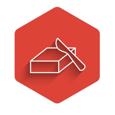 Tereyağı kabında beyaz çizgi tereyağı uzun gölgeli izole edilmiş bir ikon. Tereyağlı tuğla tabakta. Süt bazlı ürün. Doğal süt ürünü. Kırmızı altıgen düğmesi. Vektör.