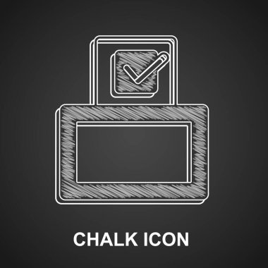 Siyah arka planda izole edilmiş zarflı oy sandığı veya oy sandığı. Vektör.