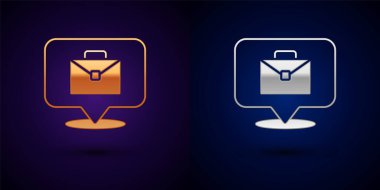 Altın ve Gümüş Çevrimiçi çalışma simgesi siyah arkaplanda izole edildi. Evinde dizüstü bilgisayarla çalışan serbest çalışan bir adam. Uzaktan kumanda. Mesafeli iş kavramı. Vektör.