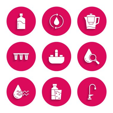 Çamaşır leğenini bir şişe cam su damlası ve temiz su filtresi sürahisi ve büyük şişe ikonu ile büyüt. Vektör.