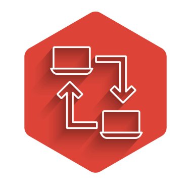 Çevrimiçi beyaz çizgi uzun gölgeli bir ikon üzerinde çalışıyor. Evinde dizüstü bilgisayarla çalışan serbest çalışan bir adam. Uzaktan kumanda. Mesafeli iş kavramı. Kırmızı altıgen düğmesi. Vektör.