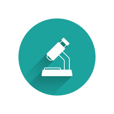 Beyaz mikroskop simgesi uzun gölge arkaplanı ile izole edildi. Kimya, ilaç aleti, mikrobiyoloji büyütme aracı. Yeşil daire düğmesi. Vektör.