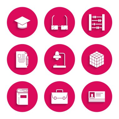 Masa lambası, evrak çantası kimlik kartı Rubik küp kitap sınav kağıdı ve silgi abaküsü ve mezuniyet şapkası simgesiyle kalem ayarla. Vektör.