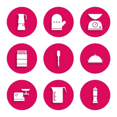 Yemek tepsisiyle kaplı kaşık ölçme bardağını hazırla. Mutfak kıyma makinesi aç kibrit kutusunu aç ve Pul ve Moka çömleği ikonu eşleştir. Vektör.