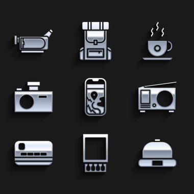 Şehir haritası navigasyonunu ayarlayın Açık kibrit kutusu ve Beanie şapka Radio ile anten kredi kartı fotograf makinesi kahve fincanı ve sinema ikonu eşleştirin. Vektör.