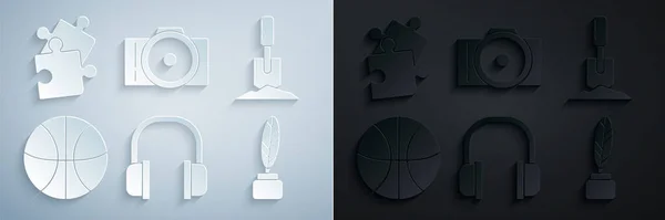 Kulaklıkları Basketbol Topu Tüyüne Mürekkep Hokkası Fotoğraf Makinesine Yapboz Ikonunun — Stok Vektör