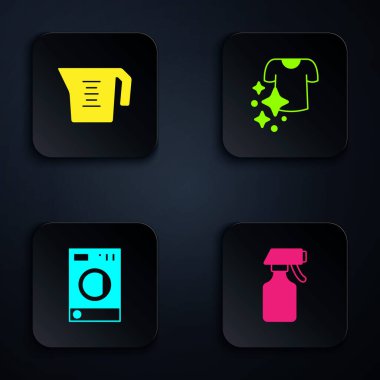 Su spreyi şişesi, ölçü kabı, çamaşır makinesi ve kuru giysiler. Siyah kare düğme. Vektör.