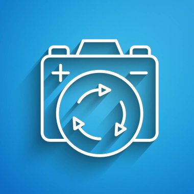 Geri dönüşüm sembolü simgesi olan beyaz çizgi pili mavi arkaplanda izole edilmiş. Geri dönüşüm sembollü pil - yenilenebilir enerji konsepti. Uzun gölge. Vektör.