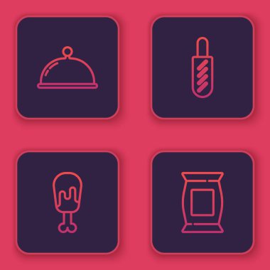 Tepsi, tavuk budu, Hotdog sandviçi ve poşet ya da patates cipsi ile kaplanmış bir sıra. Mavi kare düğme. Vektör.