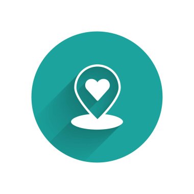 Uzun gölgeli, kalp simgesi olan beyaz harita işaretçisi. Sevgililer Günü. Aşk yeri. Romantik harita iğnesi. Yeşil daire düğmesi. Vektör.